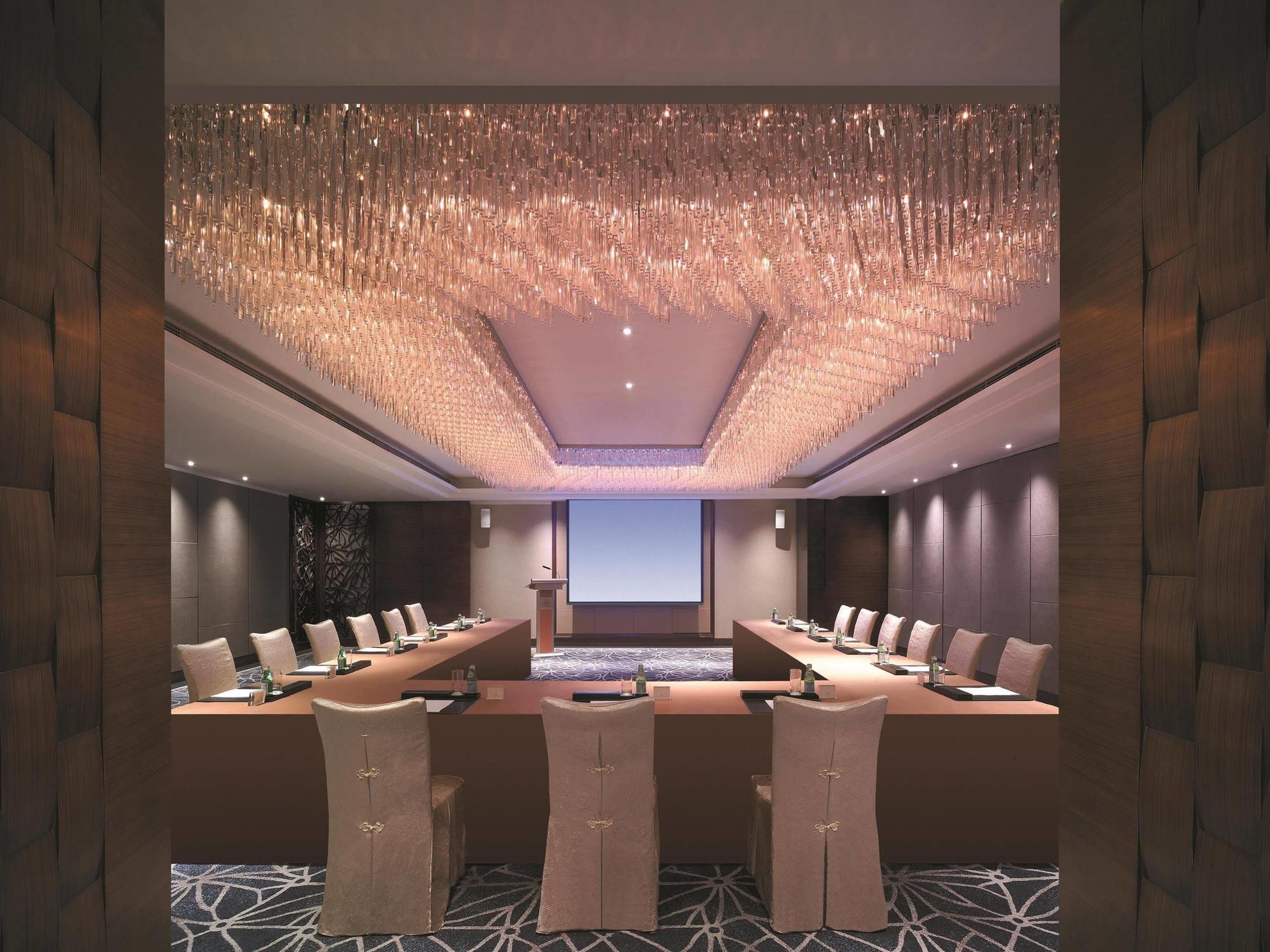 China World Hotel, Hotel 5*